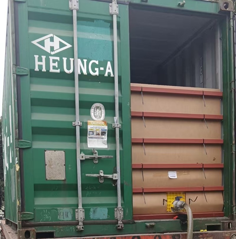 瑞振動(dòng)物疫苗白油卸貨.jpg 瑞振動(dòng)物疫苗白油卸貨.jpg